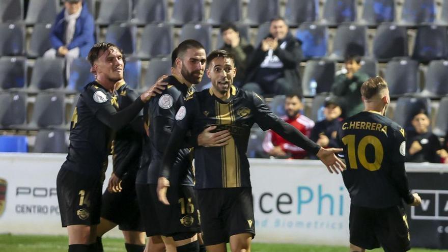 El Intercity celebra uno de los goles que le dio el pase ala tercera  ronda de la Copa. | HÉCTOR FUENTES
