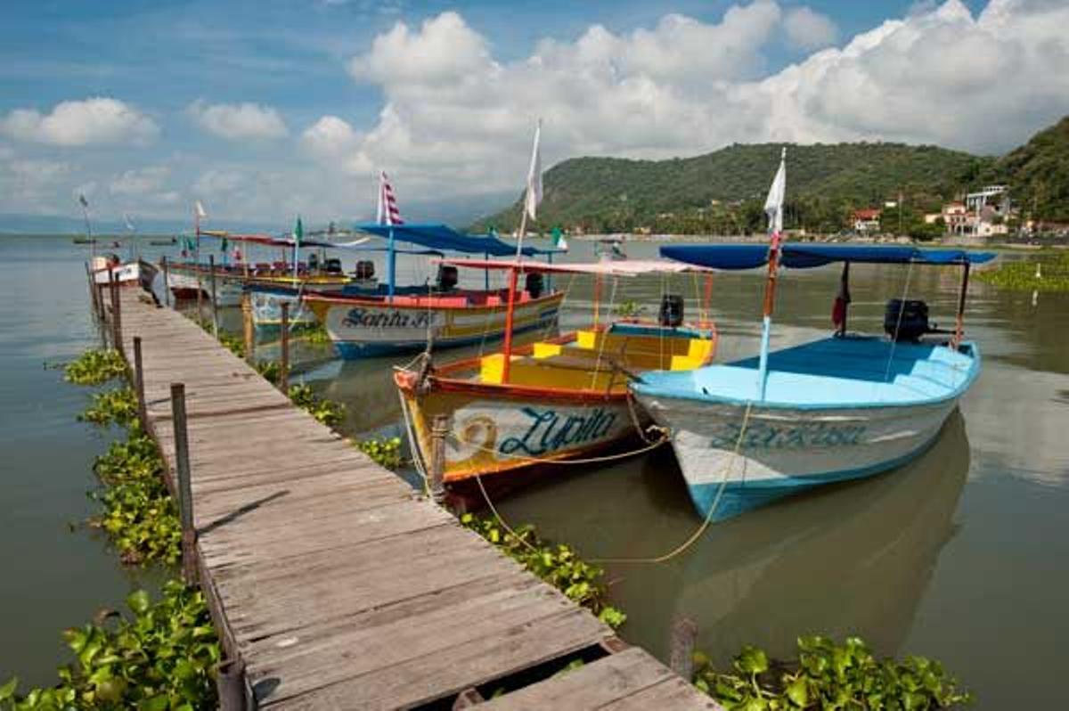 Botes en el embarcadero en e Lago de Chapala.