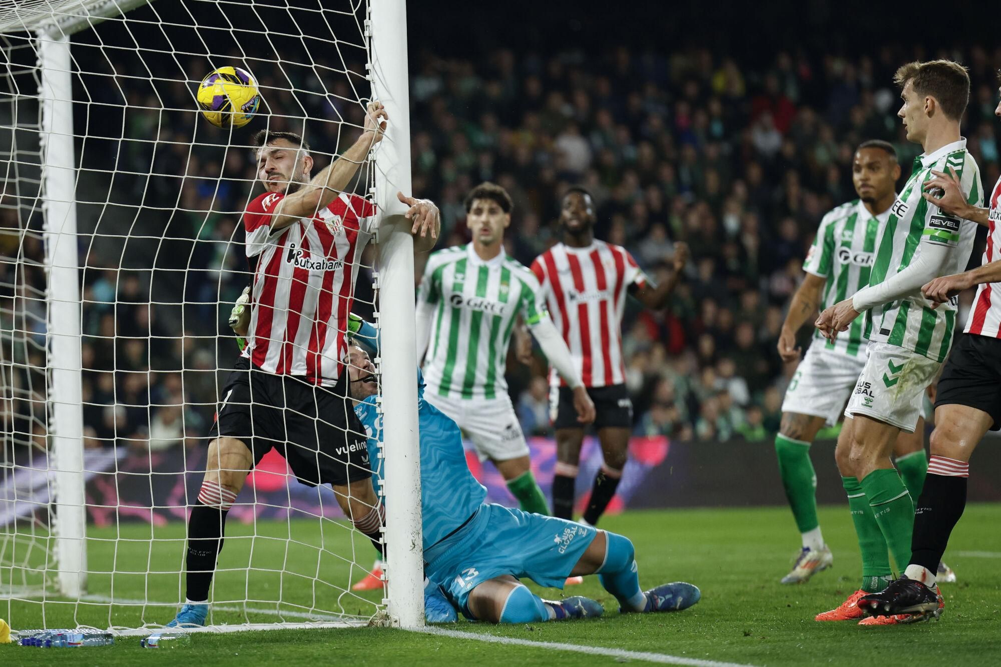 SEVILLA, 02/02/2025.- El portero del Betis Adrián San Miguel (2i) encaja el primer gol durante el partido de LaLiga entre el Betis y el Athetic Club, este domingo en el estadio Benito Villamarín. EFE/ Julio Munoz