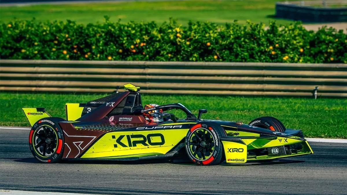 Pepe Martí, en los test de pretemporada en Cheste al volante del Cupra Kiro