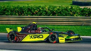 Pepe Martí, en los test de pretemporada en Cheste al volante del Cupra Kiro