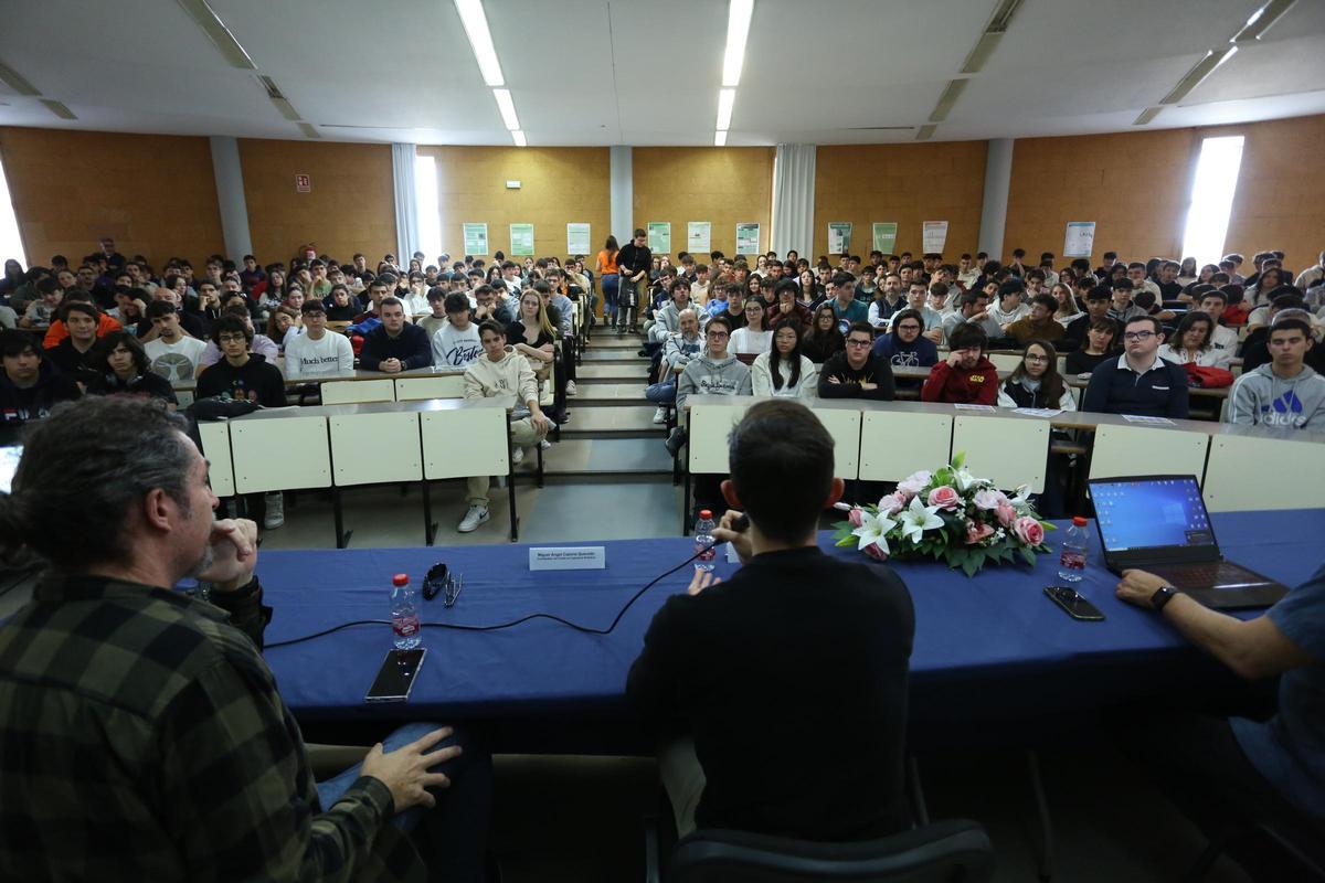 Las charlas sirvieron para que el estudiantado preuniversitario conociese las características de los estudios que ofrece la UA.