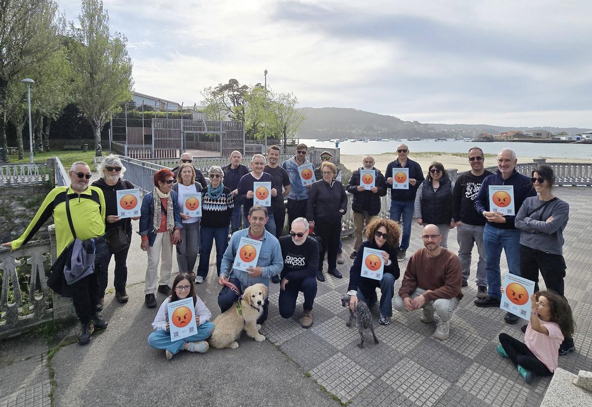 La Plataforma Augas Limpas convocó este viernes una concentración y protesta para colocar carteles advirtiendo de los vertidos de fecales a la ría de Aldán