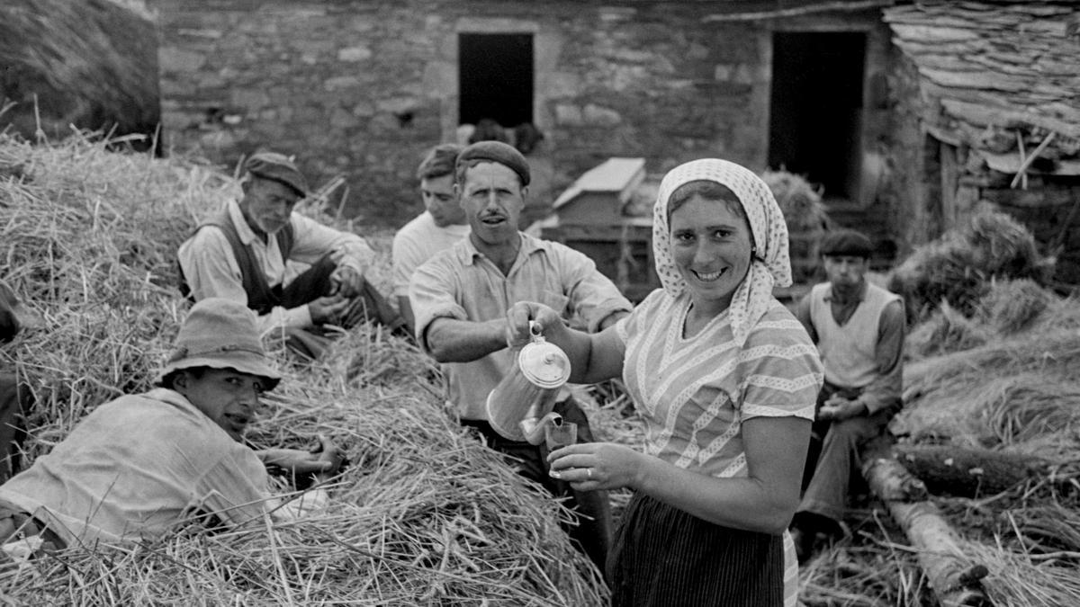 Un grupo de traballadores da malla, nun descanso.
