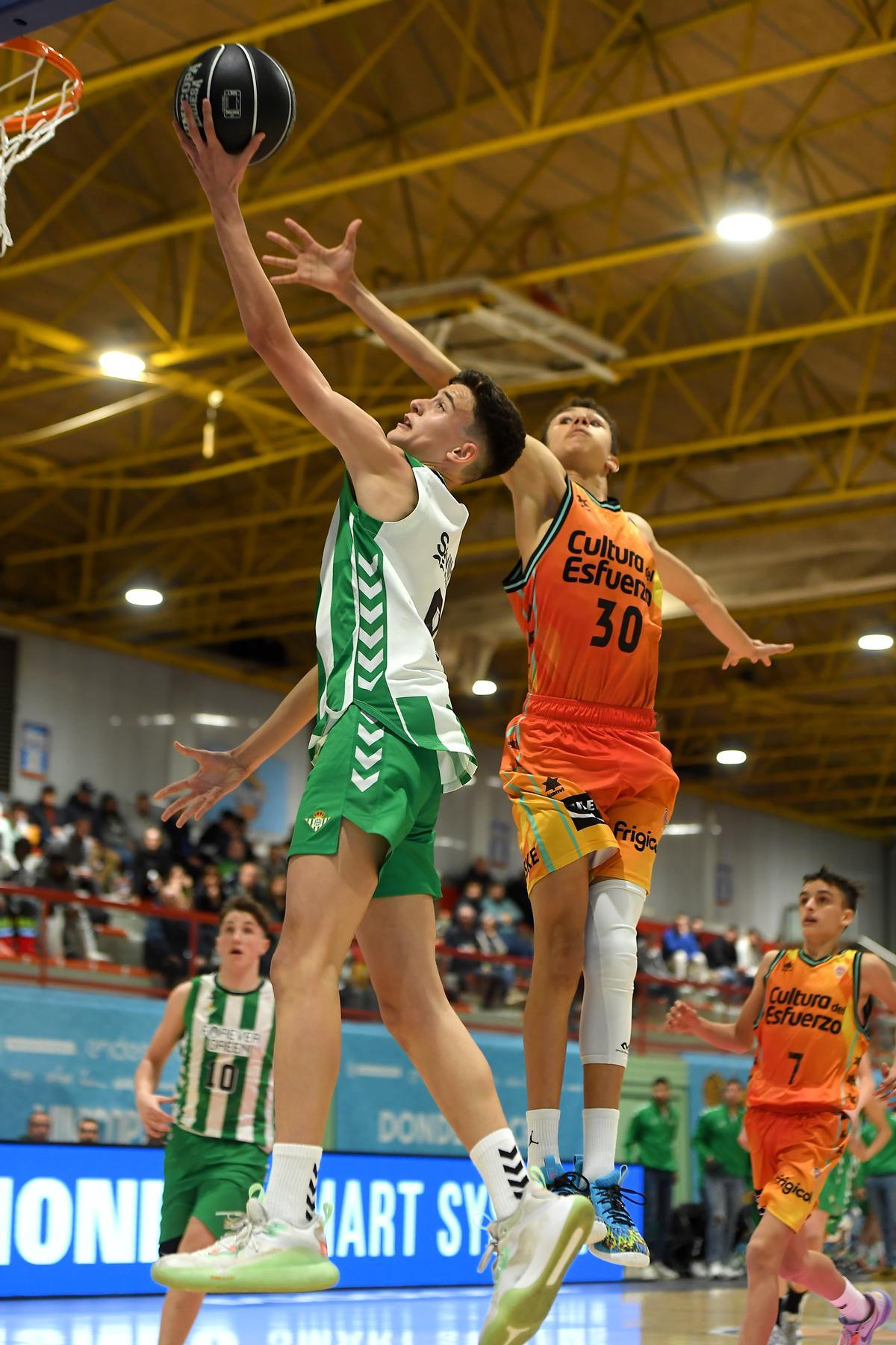 El infantil A masculino de Valencia Basket comenzó su andadura en la Minicopa Endesa con una victoria emocionante ante el Real Betis en la prórroga.
