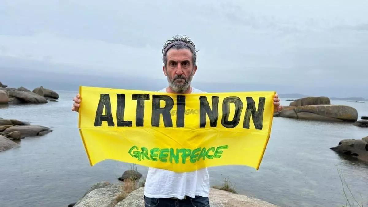 Luis Zahera con una pancarta de «Altri non».