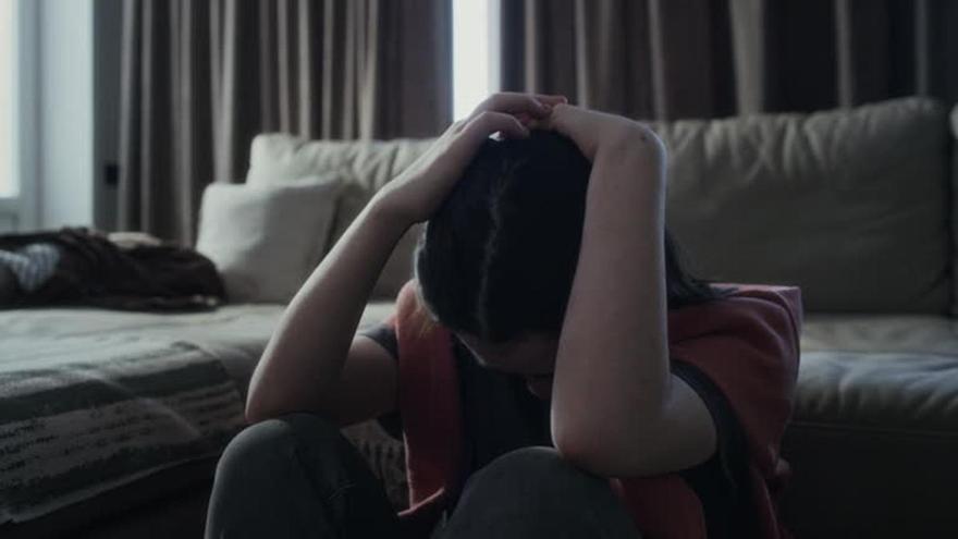 La llamada de una joven a su padre, acusado de agredirla sexualmente durante una década: «Llegabas a casa borracho, me dabas palizas y me violabas»