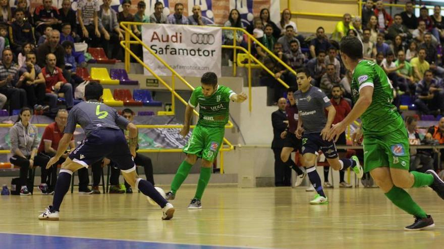 El local Cecilio dispara a puerta ante la presión del jugador del Palma Joao.