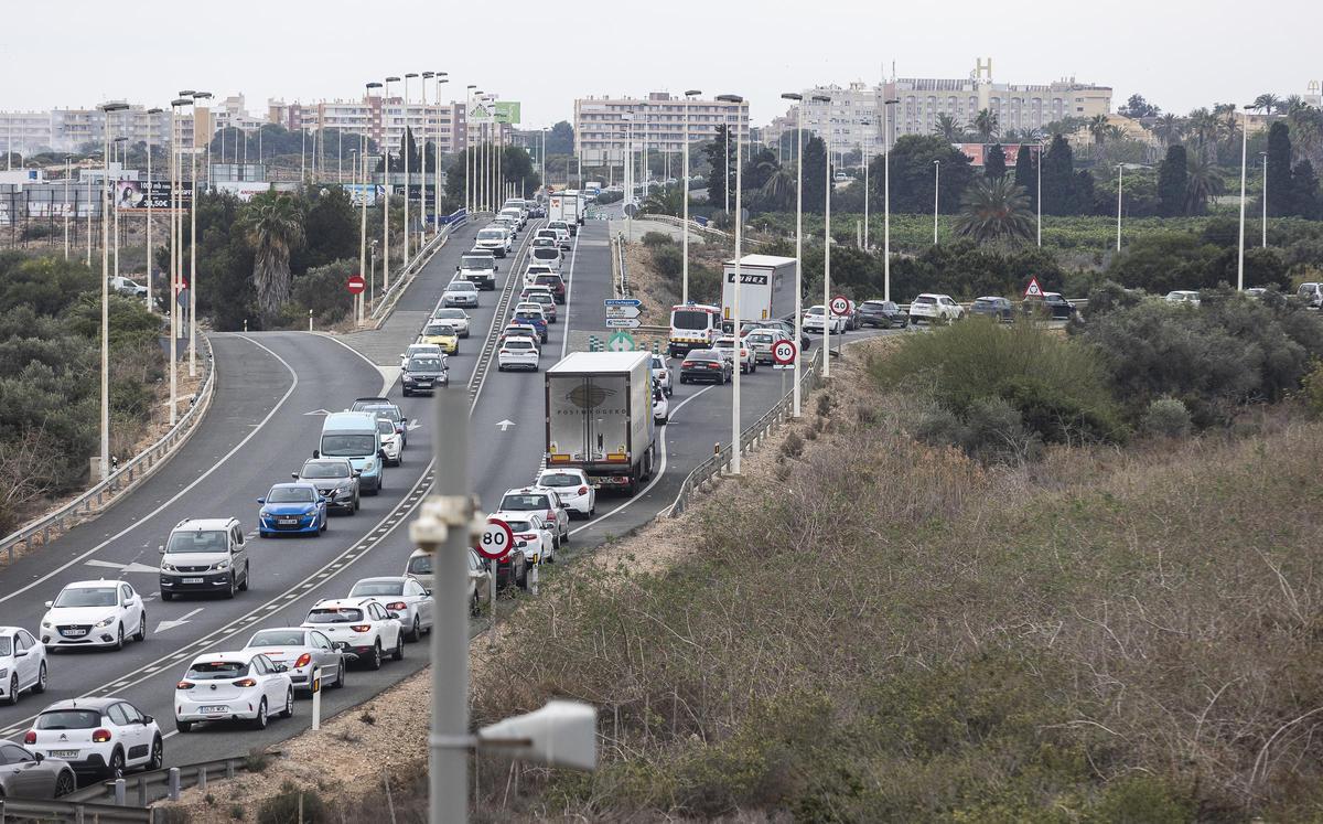 El atasco habitual en la variante de la N-332 se vio ayer reforzado por la visita del presidente del Gobierno