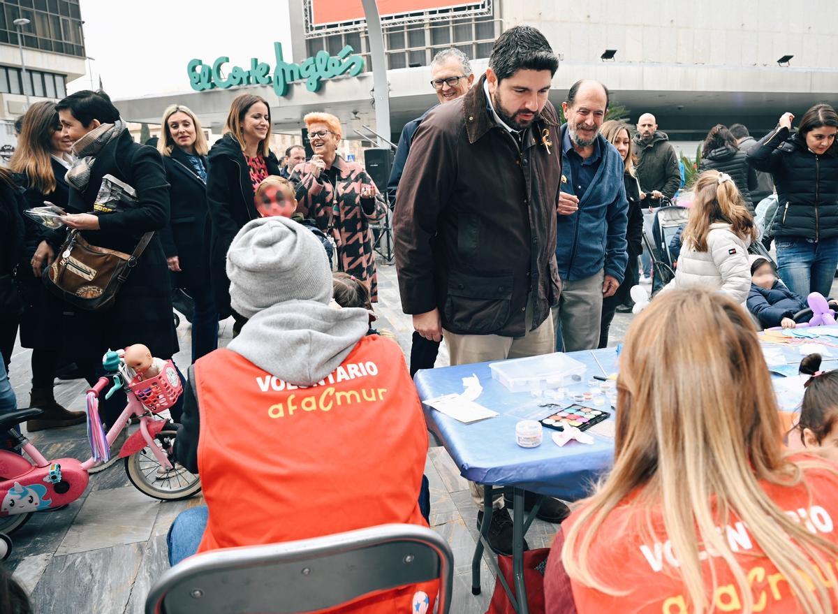 El presidente regional, Fernando López Miras, en los actos organizados en Murcia por la Asociación de familiares de Niños con Cáncer.