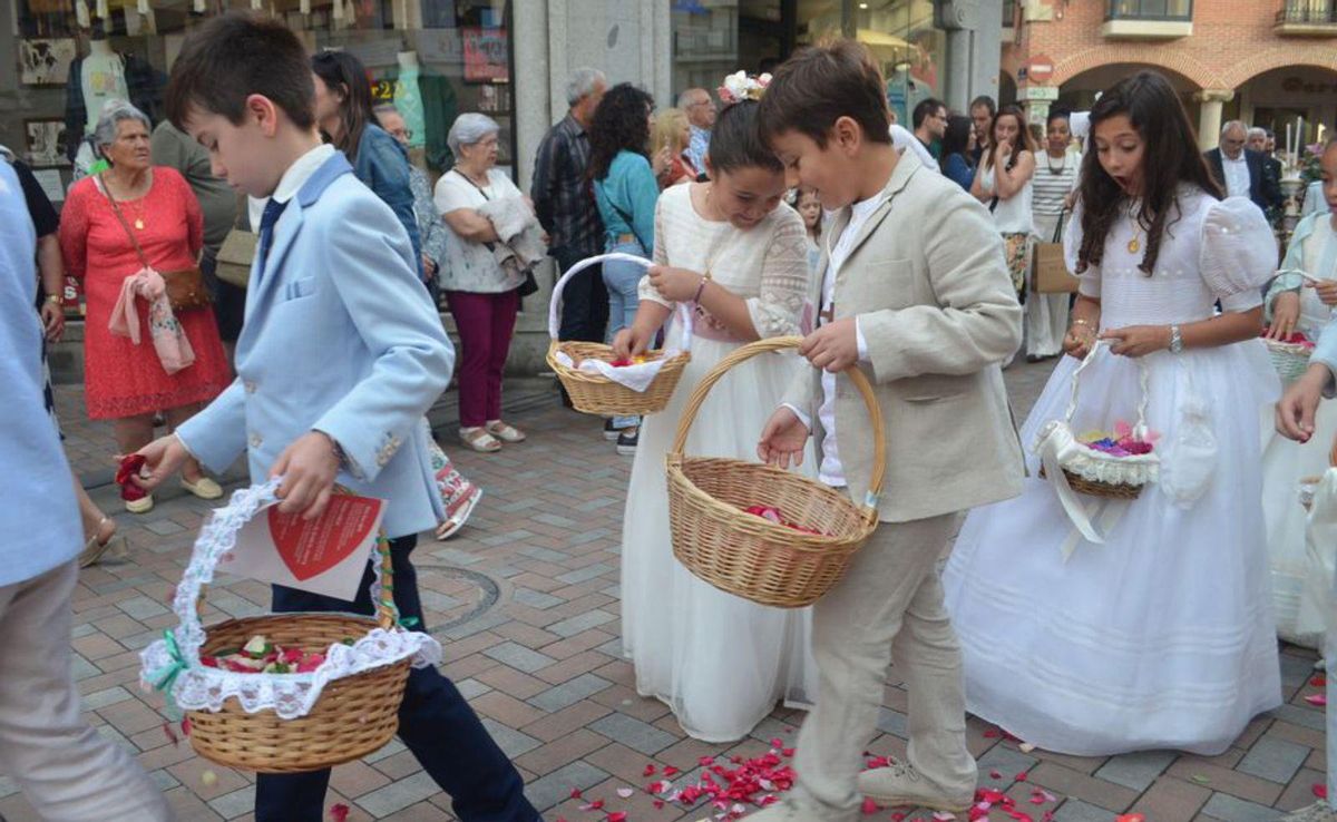 Un camino de rosas abre paso al Corpus