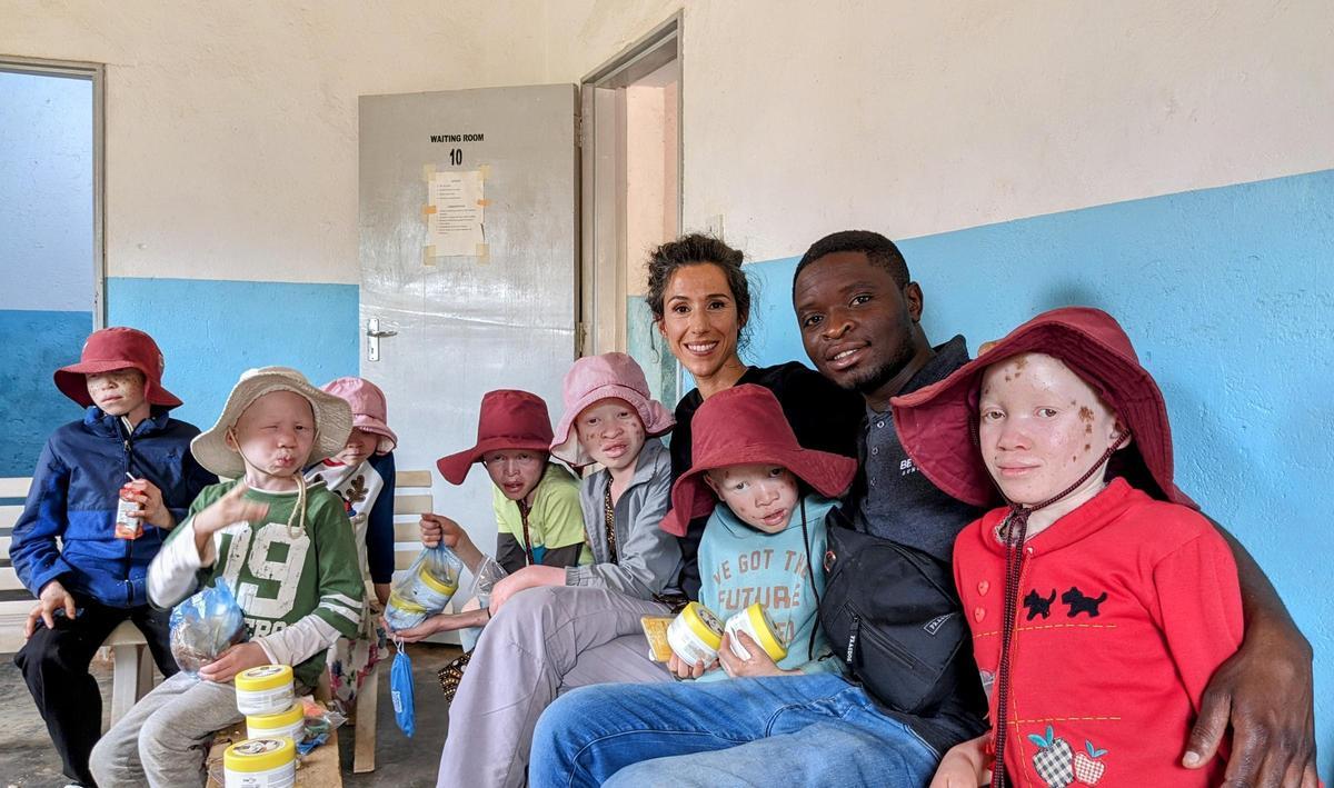 Mafalda Soto en una clínica Malawi con niños a los que ayuda