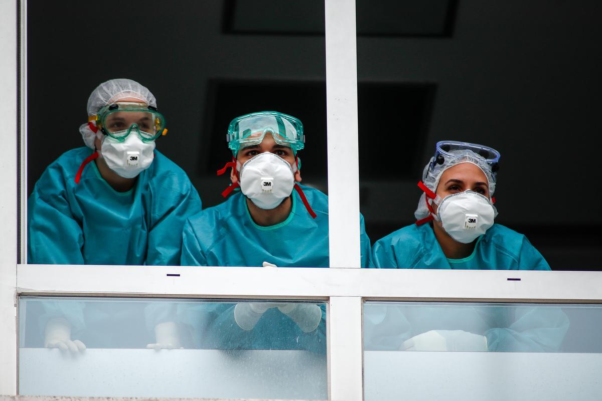 Sanitarios en un hospital de Madrid en la primera ola de la pandemia.