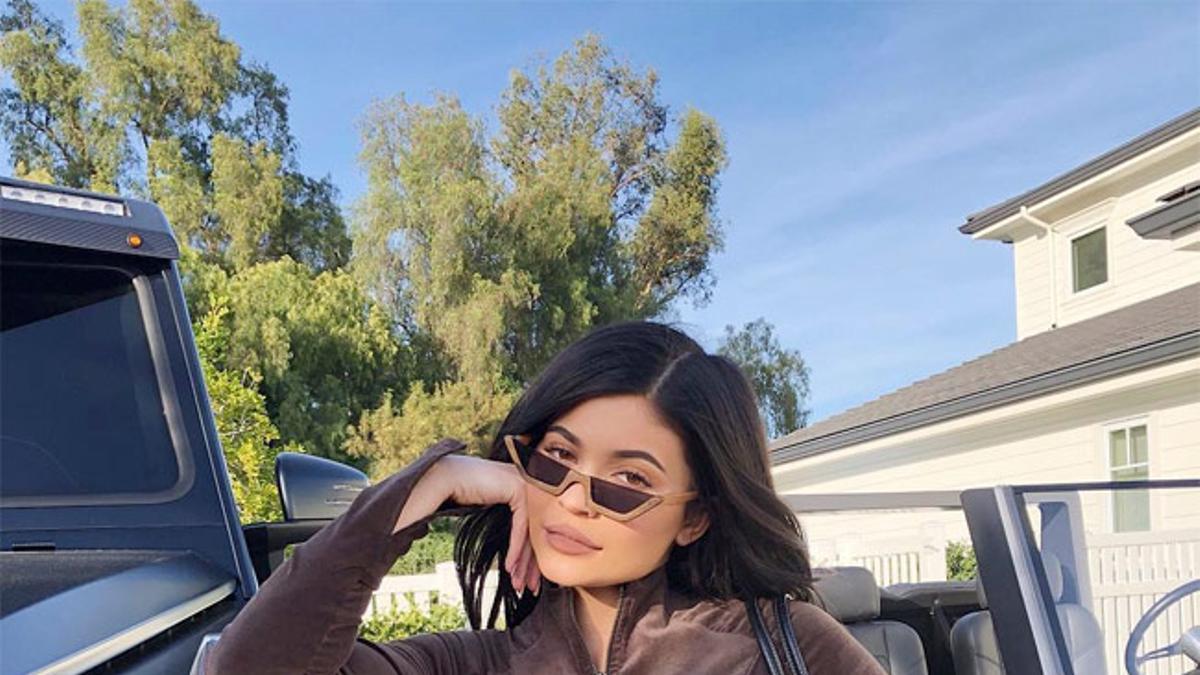 Kylie Jenner con mono de terciopelo y bolso de Fendi