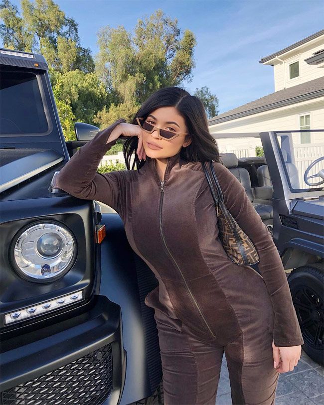 Kylie Jenner con mono de terciopelo y bolso de Fendi