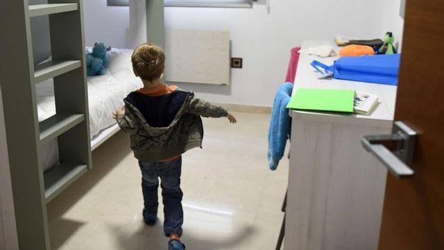 Un niño tutelado por la Comunidad, en un hogar de protección ubicado en el municipio de Murcia.