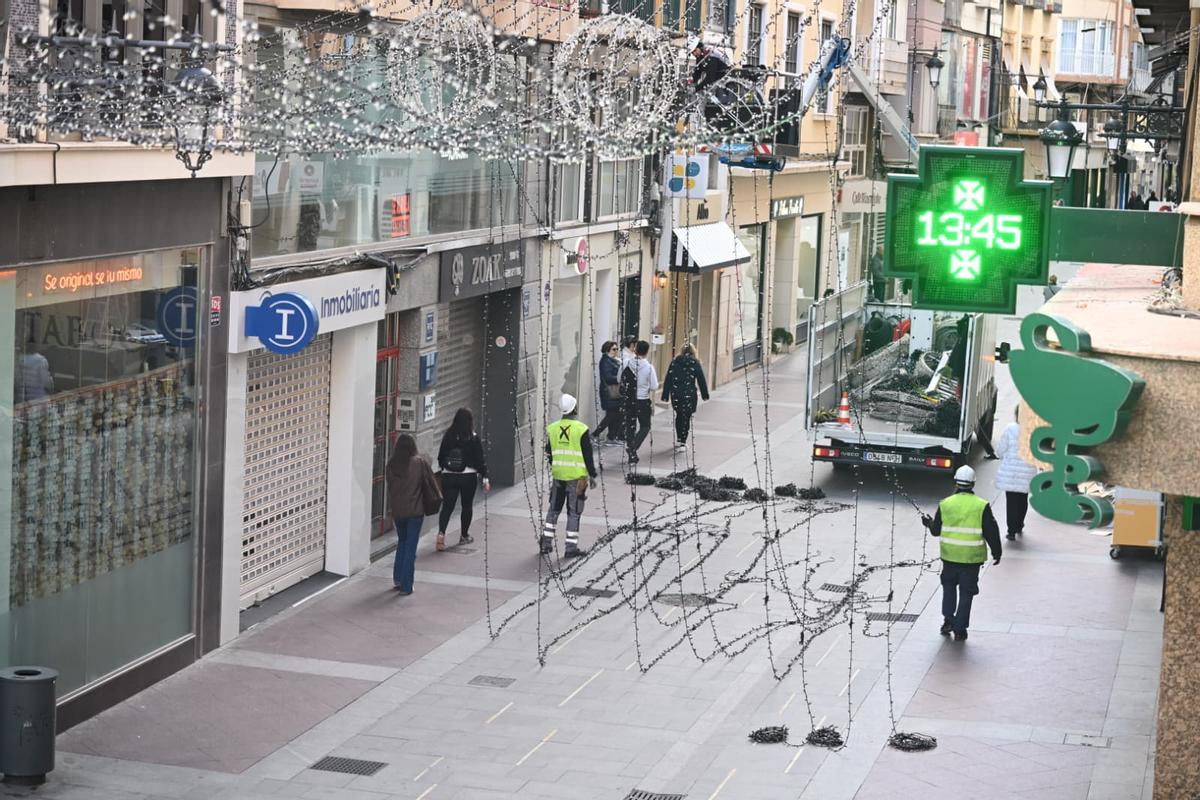 Operarios retiran las luces de la Corredora este martes