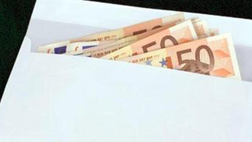 Retorna un sobre amb mil euros trobat pel carrer