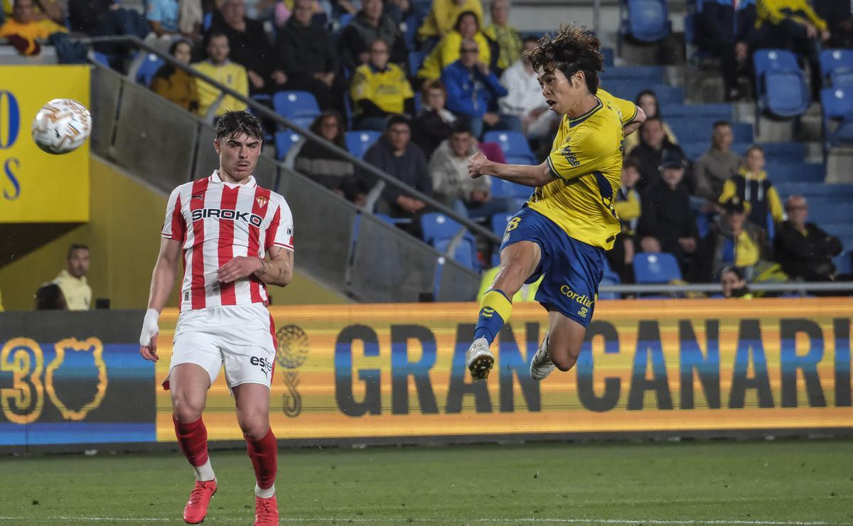Remate acrobático de Taisei Miyashiro ante el Sporting.