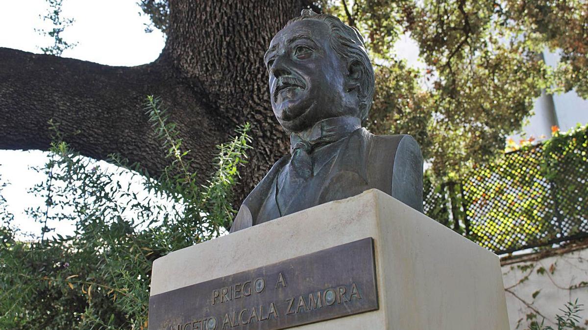 Busto de Niceto Alcalá-Zamora en el patio de su casa natal, en Priego. | R.C.C.