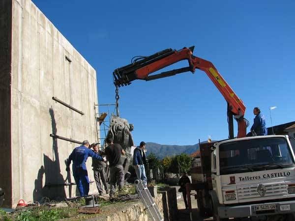 Los momentos del montaje del monumento a Carlos V en Yuste