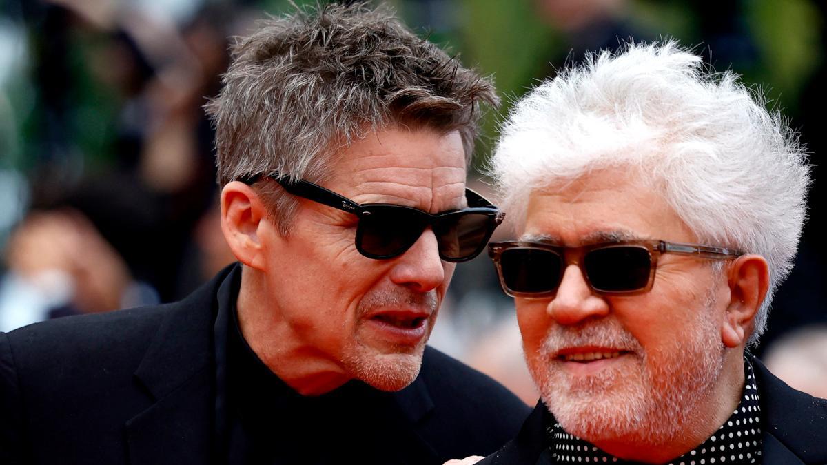 Ethan Hawke y Pedro Almodóvar en Cannes.