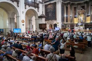 Ambiente interior en la parroquia de Sant Agustí por la visita del Papa León XIV