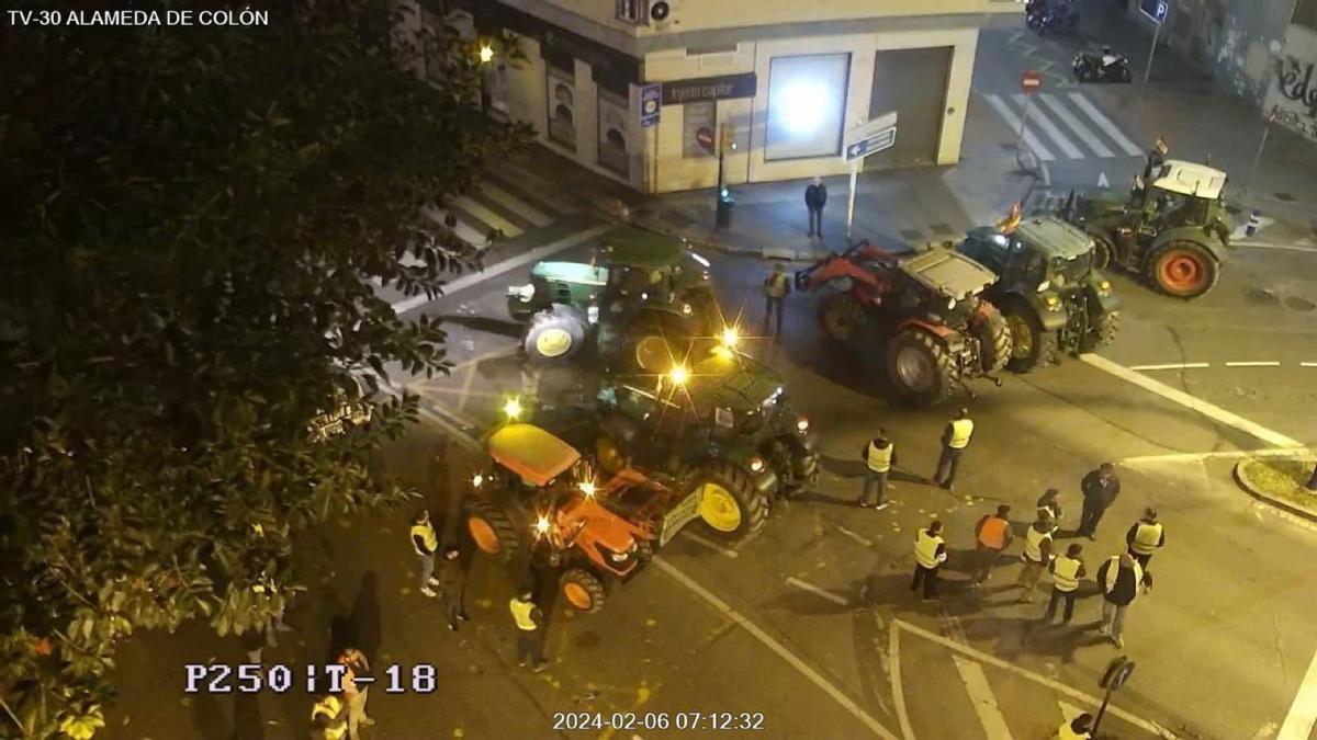 Manifestantes con tractores cortan los accesos al puerto de Málaga