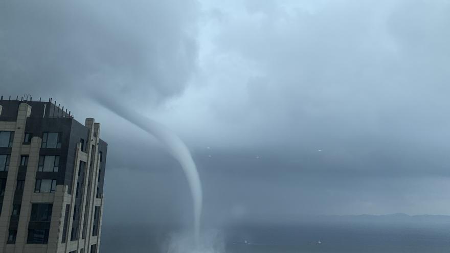 Espectaculares imágenes del tornado que ha dejado al menos cinco muertos en la ciudad china de Guangzhou