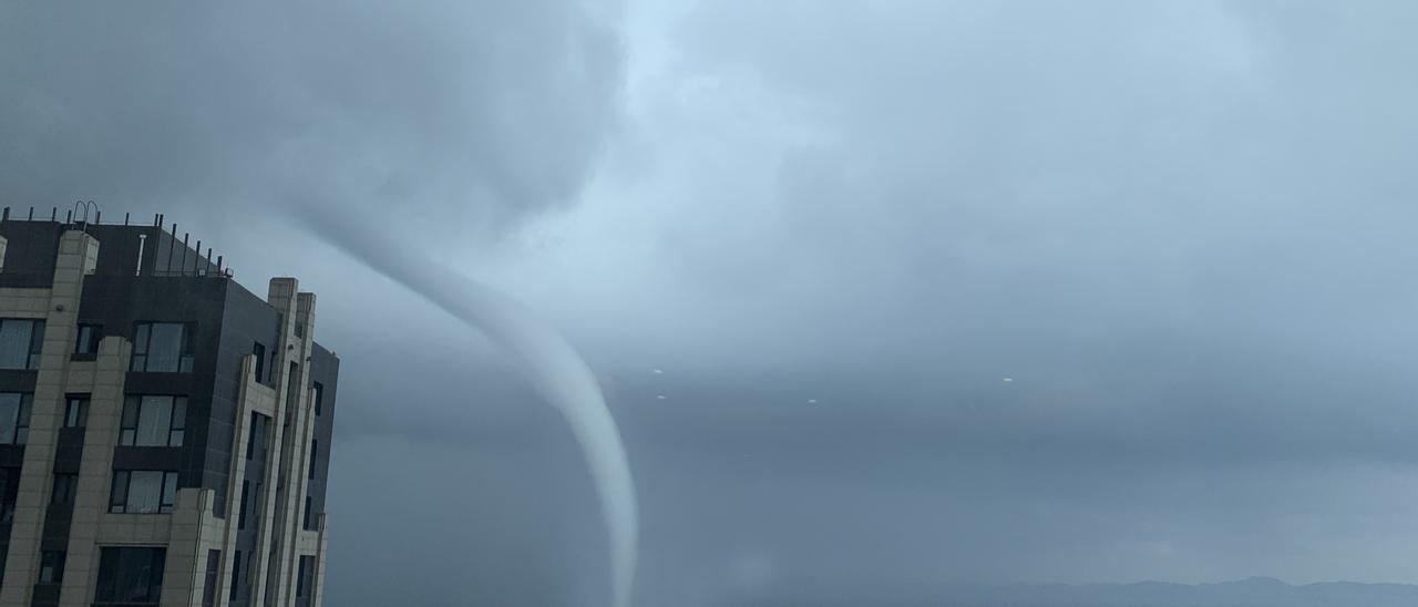 Espectaculares imágenes del tornado que ha dejado al menos cinco muertos en la ciudad china de Guangzhou