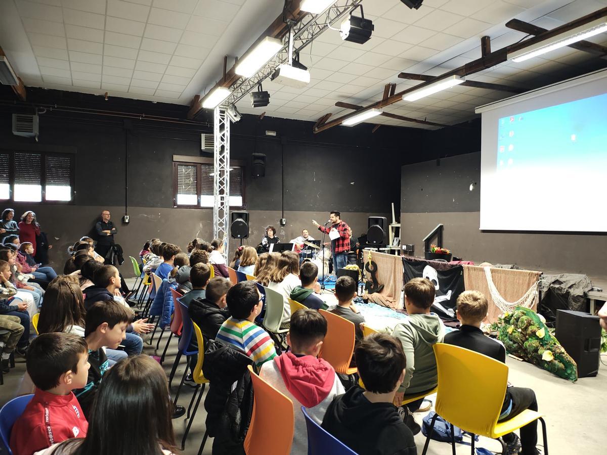 Instante de la Gala de la Infancia en Salas, con la actuación de la Escuela de Música