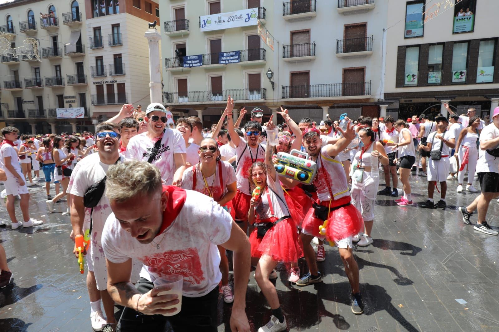 Gran ambiente en unas multitudinarias fiestas de La Vaquilla de Teruel