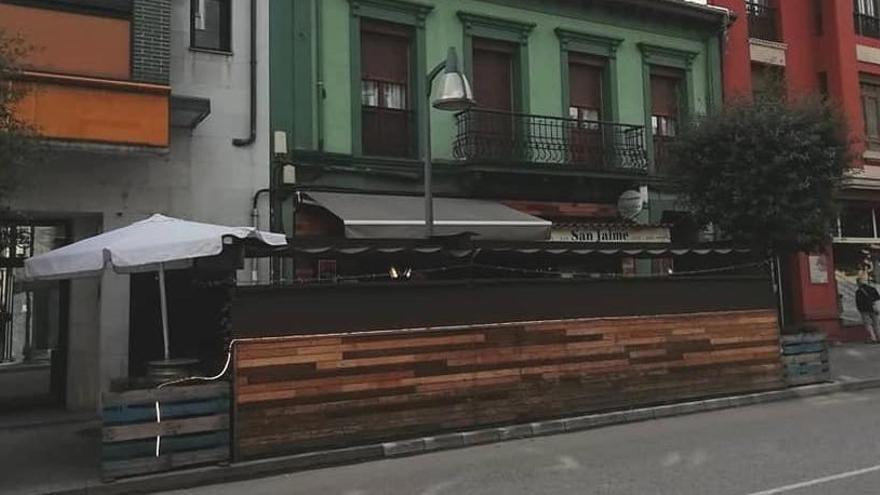 Asaltan tres comercios y un bar en Pola de Laviana durante la noche