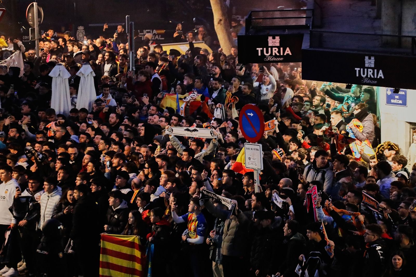 Así ha recibido la afición che al Valencia CF antes del partido contra el Athletic Club