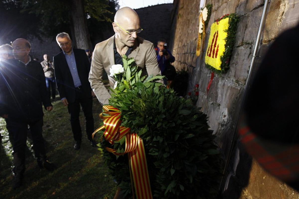 Raül Romeva diposita una corona de flors al lloc on Companys va ser afusellat, al fossar de Santa Eulàlia del castell de Montjuïc.