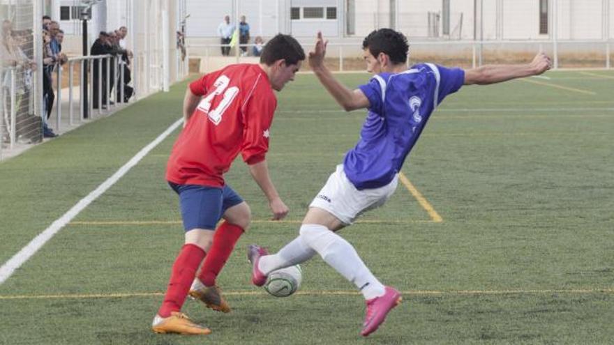 Un jugador del Aries Electricidad intenta superar a un adversario.