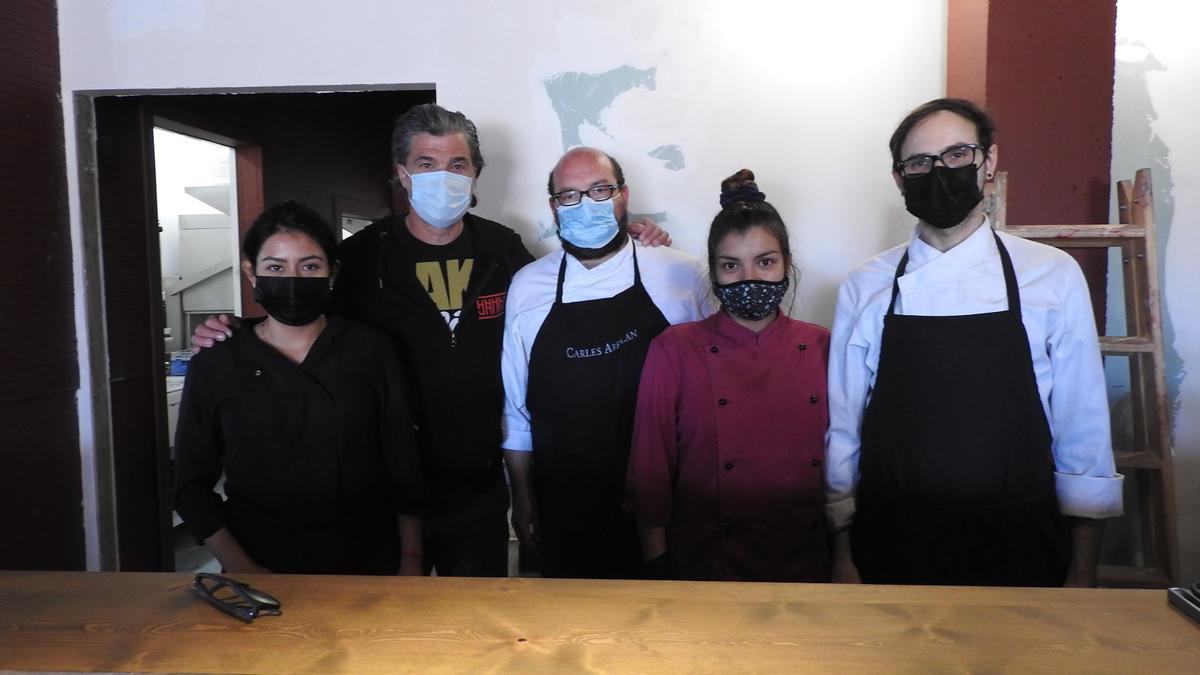 El equipo de cocina del nuevo local de  Carles Abellan.