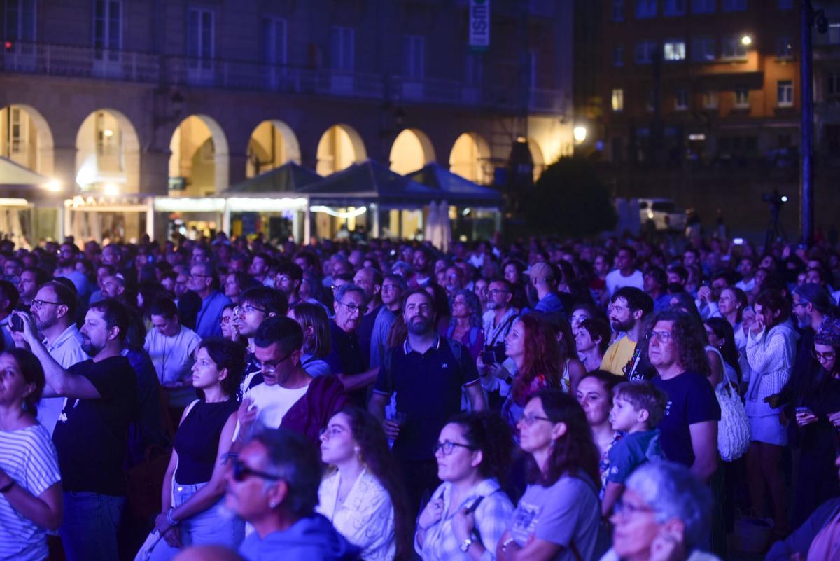A artista coruñesa ofreceu un espectáculo único para a ocasión acompañada por un elenco de 14 mulleres A artista coruñesa ofreceu un espectáculo único para a ocasión acompañada por un elenco de 14 mulleres