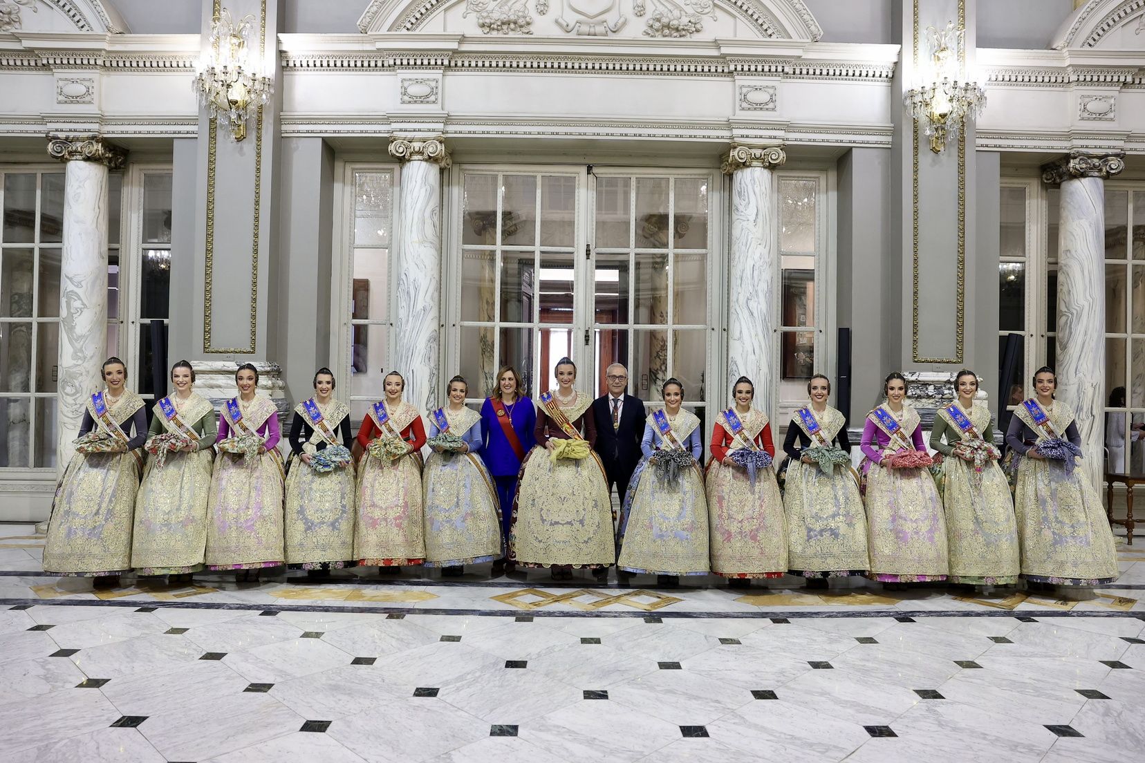 Balcón y "mocaorà" en la despedida de Berta Peiró y la corte 2025