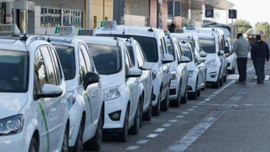 Parada de taxis en el aeropuerto.