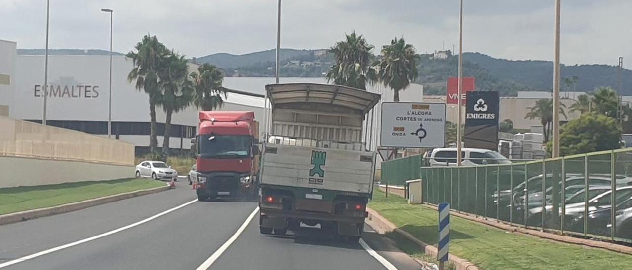 El carril bici habilitado en la CV-16 en l&#039;Alcora se estrecha al cruzar la zona de Foyes Ferraes.