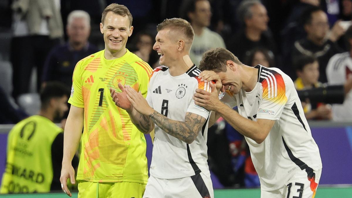 Kroos, con sus antiguios compañeros del Bayern Manuel Neuer y Thomas Müller dan la vuelta de honor al campo tras el 5-1 a Escocia.