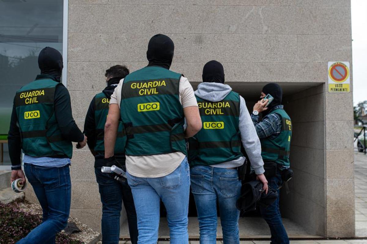 30/04/2024 Varios agentes de la Guardia Civil, durante un registro en la calle Mimosas, a 30 de abril de 2024, en Barrantes, Ribadumia, Pontevedra, Galicia (España). Una operación antidroga abierta en la provincia de Pontevedra ha detenido al menos a 15 personas por la distribución de estupefacientes en distintos puntos de España. En esta operación participan el Equipo de Crimen Organizado (ECO) de la Guardia Civil de Pontevedra, dependiente de la UCO. La operación está en marcha y se va a prolongar durante toda la jornada. POLITICA Elena Fernández - Europa Press