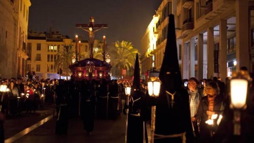 La procesión del Silencio, tras su salida de la basílica de Santa María, arropada por numerosos fieles que alumbran el paso cada Jueves Santo.