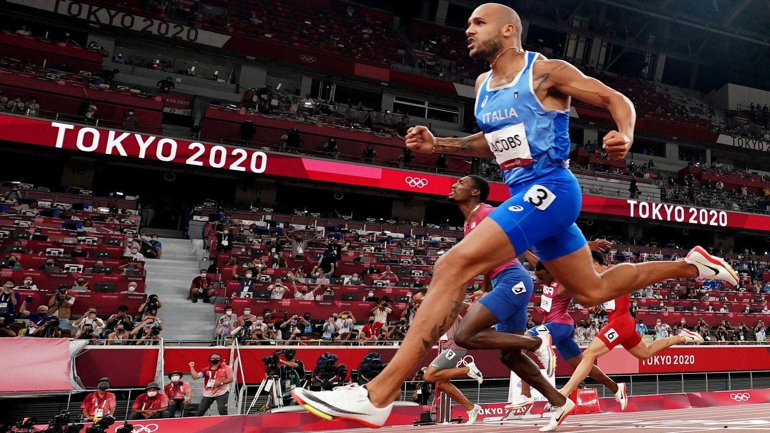 Lamont Jacobs, se ha proclamado campeón olímpico, ahora en 100 metros, con una marca de 9.80