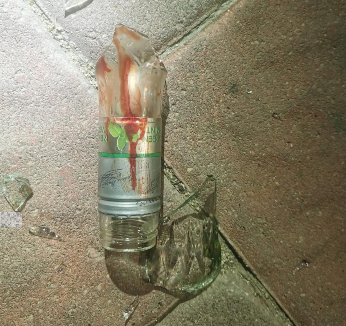 Botella de cristal, rota y ensagrentada, que usó el sujeto para atacar a su oponente en Los Garres.