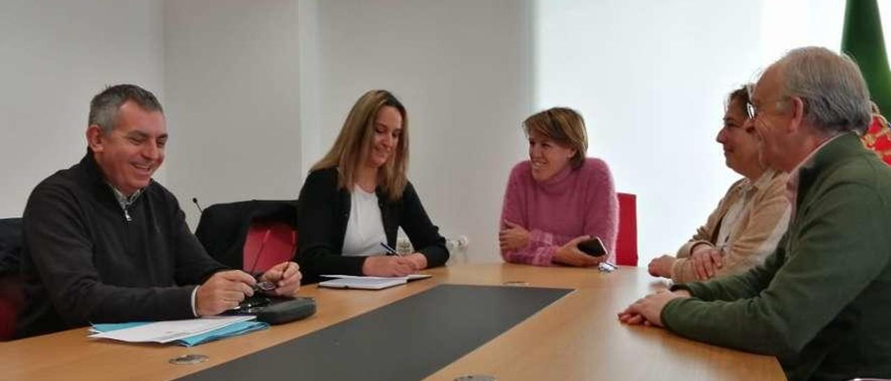 Manuel Calvo, Rita Camblor, Sandra Cuesta, Blanca Gallo y Jesús Menéndez, reunidos ayer en Colunga.