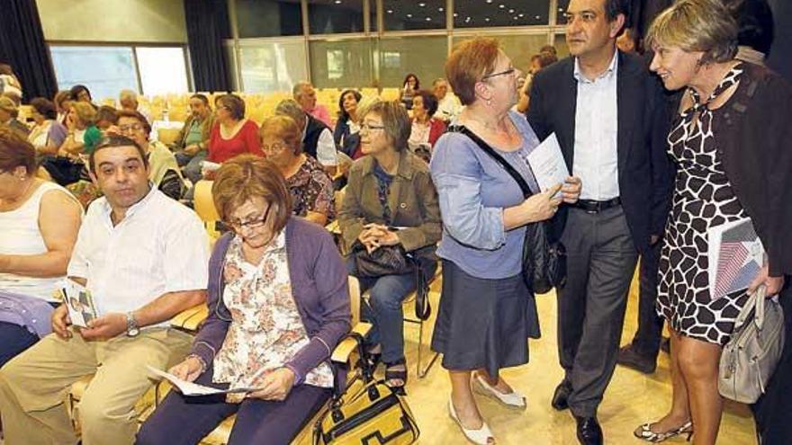 Santiago Domínguez y María Méndez, ayer, en la reunión con colectivos de bienestar social. // Marta G. Brea