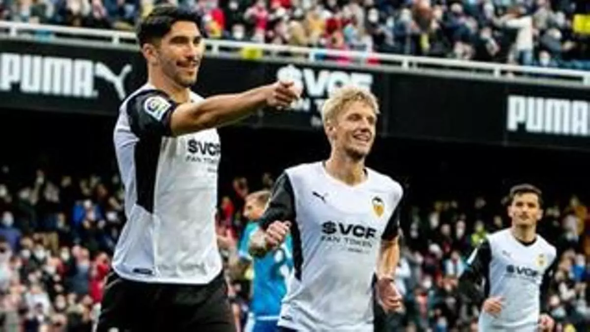 El VAR tardó cinco minutos en pitar el penalti sobre Carlos Soler