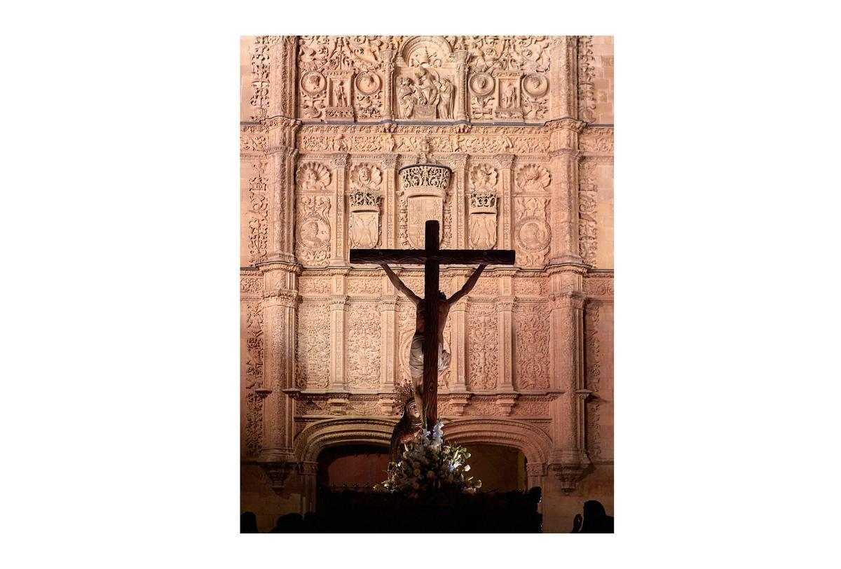 El Cristo de la Luz y Nuestra Señora Madre de la Sabiduría, frente a la fachada plateresca de la Universidad.